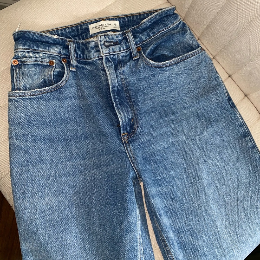 Abercrombie Curve Love 90’s relaxed jean high rise size 26 regular